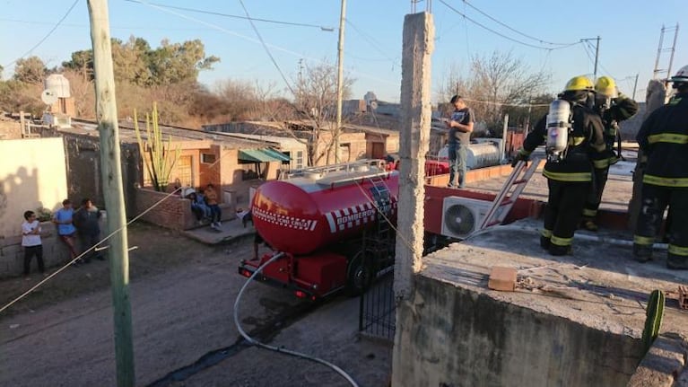 Incendio en un depósito de colectivos: vecinos lo combatieron con baldes de agua