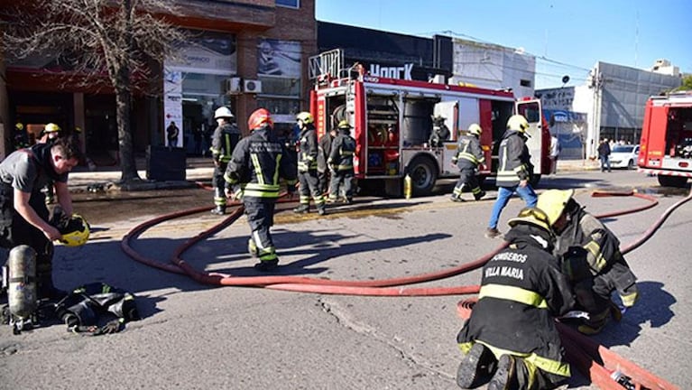 Incendio en un edificio de Villa María: tuvieron que evacuar a una persona con Covid-19