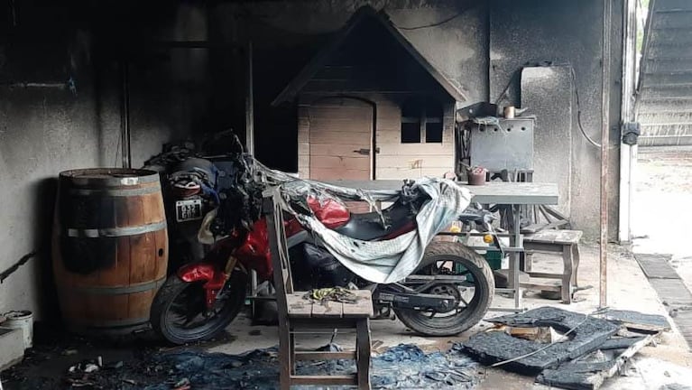 Incendio en un garage en barrio San Roque: dos autos quemados
