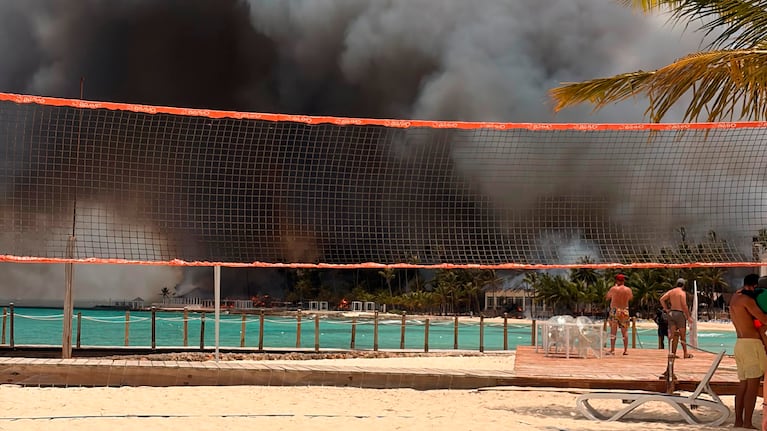 Incendio en un hotel de Bayahíbe (Fuente: Leonardo Carmignani)