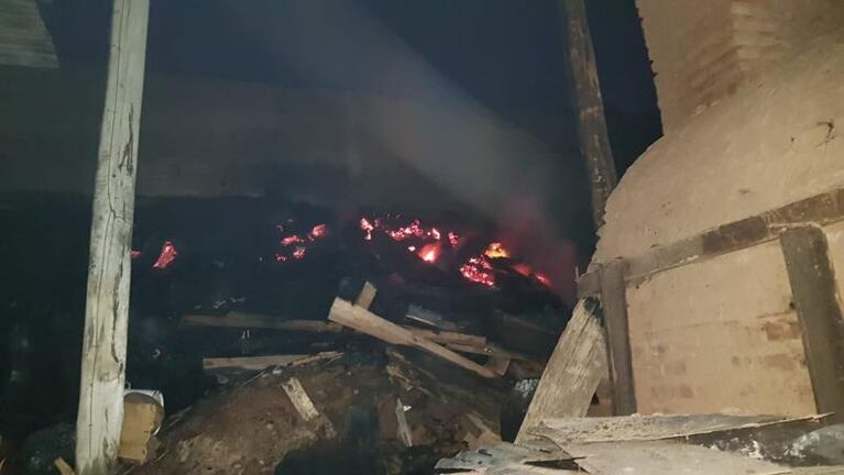 Incendio en una histórica fábrica de macetas de barrio San Vicente