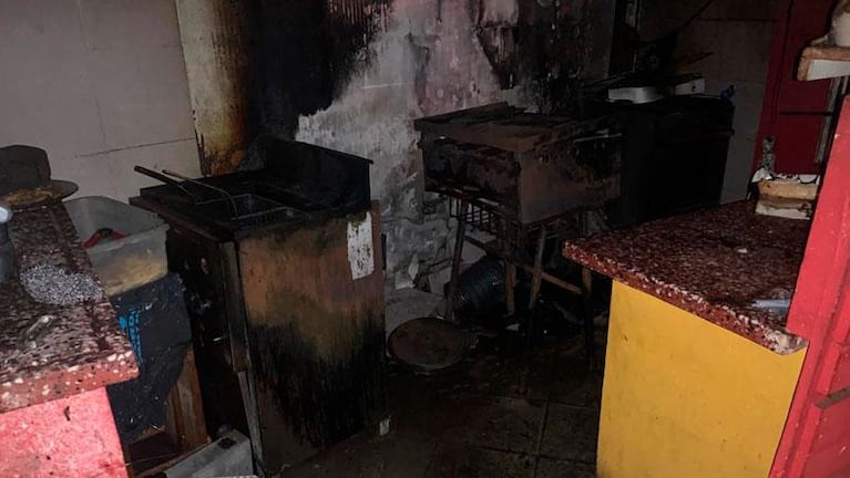 Incendio en una pizzería: el fuego destruyó el local y el dueño terminó internado