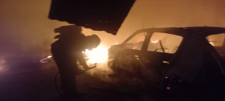 Incendio fatal: el fuego arrasó con un taller y un hombre murió calcinado