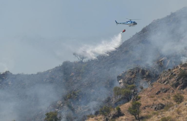 Incendios en Córdoba: cientos de bomberos luchan contra el fuego