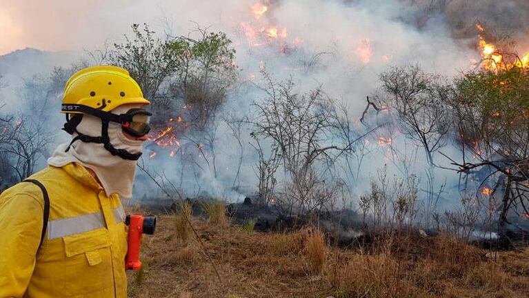 Incendios en Córdoba: sin descanso, bomberos luchan contra varios focos activos