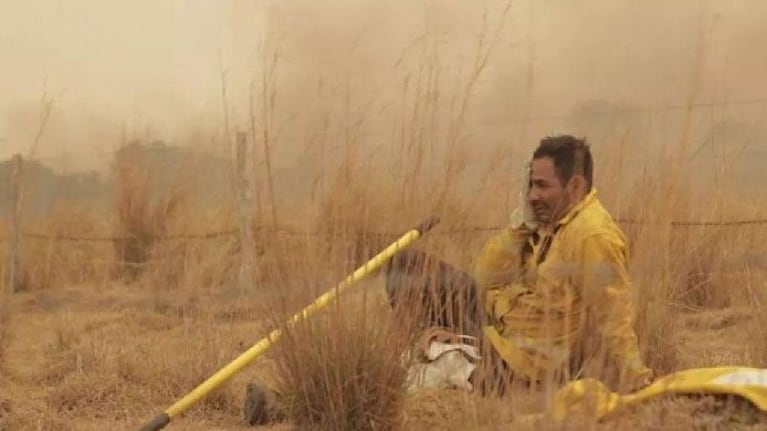 Incendios en Corrientes: la conmovedora foto de un bombero 