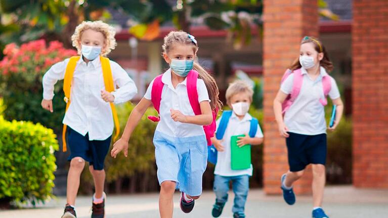 Incentivar a los niños a beber agua tiene múltiples beneficios para su salud.