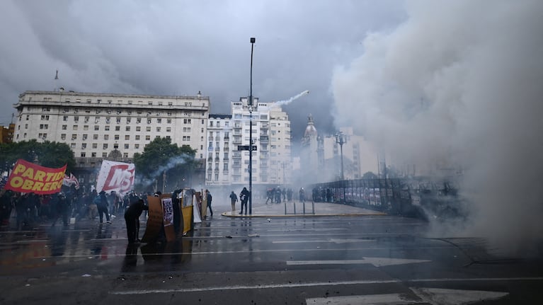 Incidentes durante la Marcha Federal Universitaria en Buenos Aires. REUTERS/Pedro Lazaro Fernandez
