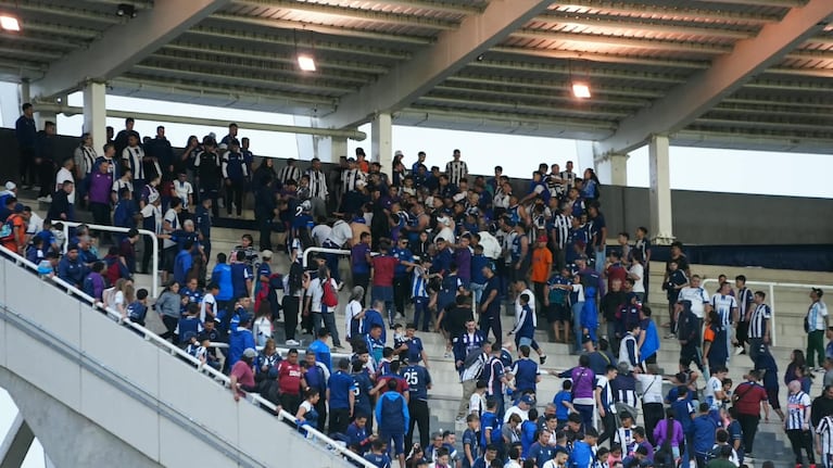 Incidentes en la popular Willington tras el clásico ante Belgrano. (Foto: Lucio Casalla/El Doce)