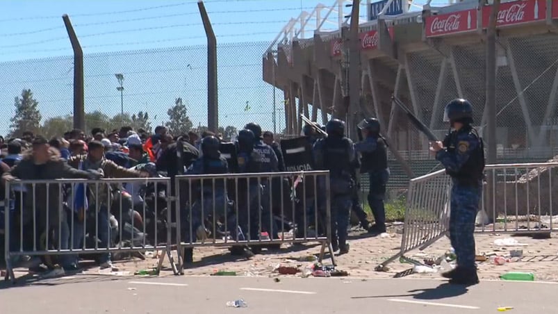 Incidentes entre la Policía y los hinchas de Talleres. 