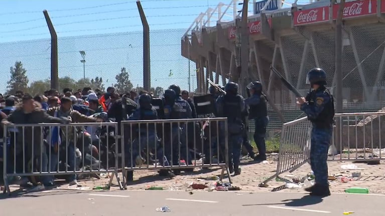 Incidentes entre la Policía y los hinchas de Talleres.