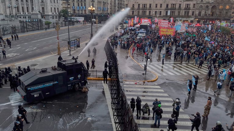 Incidentes frente al Congreso durante el debate de la ley de Propiedad Privada. Foto: Clarín.
