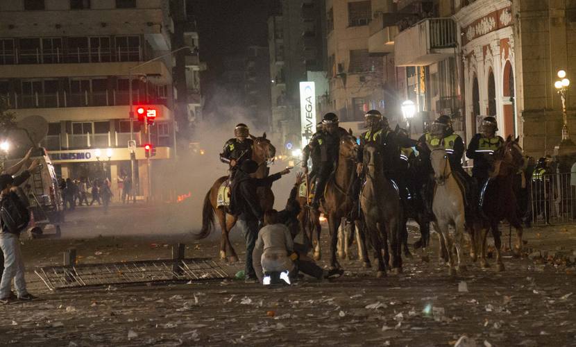 Incidentes, represión y heridos en Tucumán. Foto: Clarín.