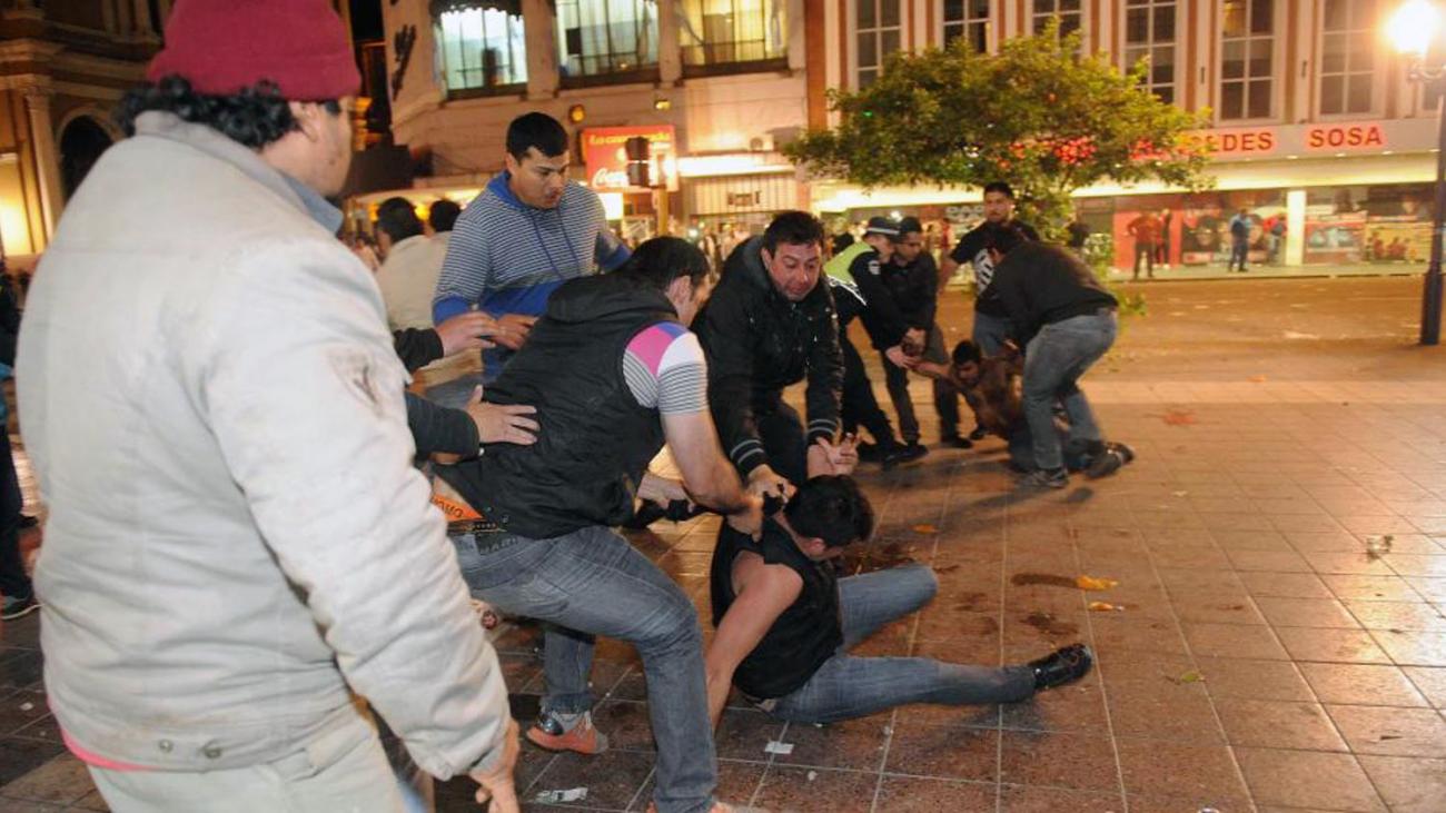 Incidentes, represión y heridos en Tucumán. Foto: La Gaceta.