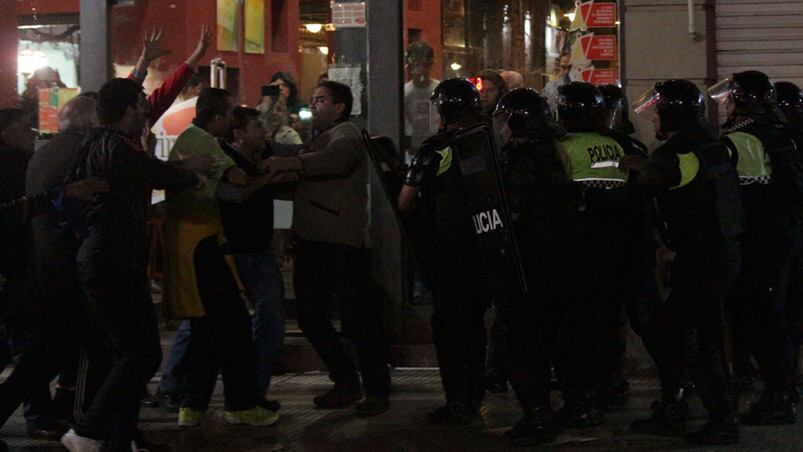 Incidentes, represión y heridos en Tucumán. Foto: La Nación.