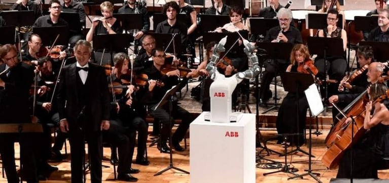 Increíble: un robot dirigió un concierto donde cantó Andrea Bocelli