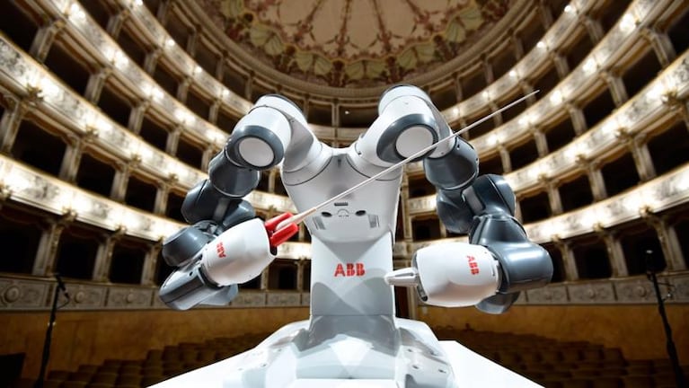 Increíble: un robot dirigió un concierto donde cantó Andrea Bocelli