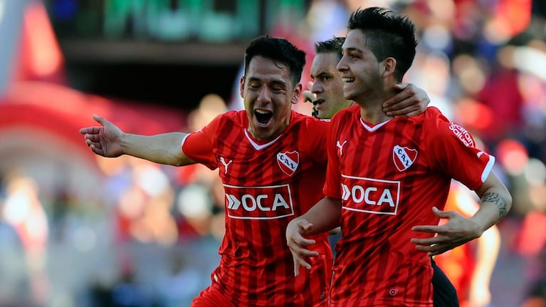 Independiente celebra la goleada contra Racing.