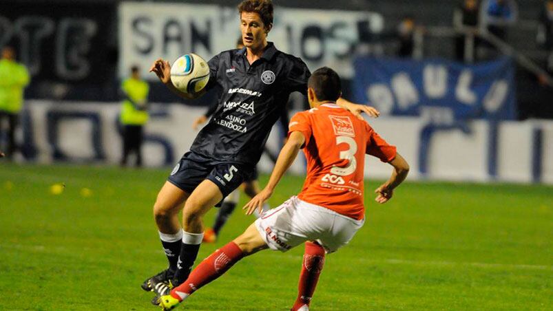 Independiente Rivadavia no pudo ante la defensa albirroja. Foto: Los Andes.