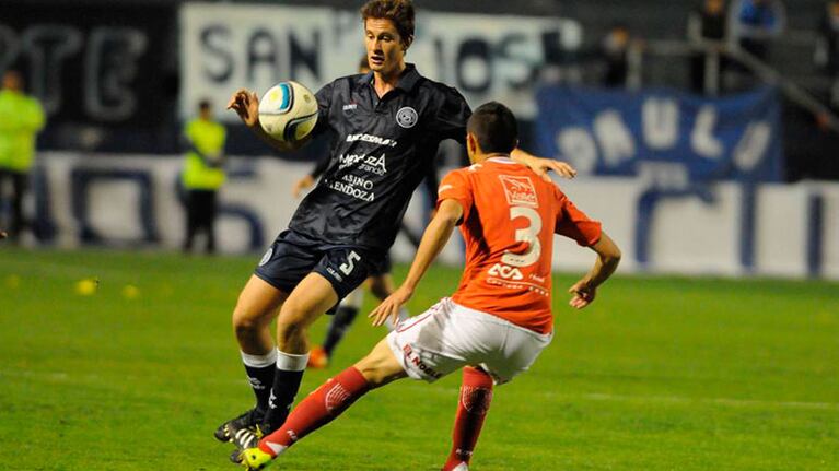 Independiente Rivadavia no pudo ante la defensa albirroja. Foto: Los Andes.