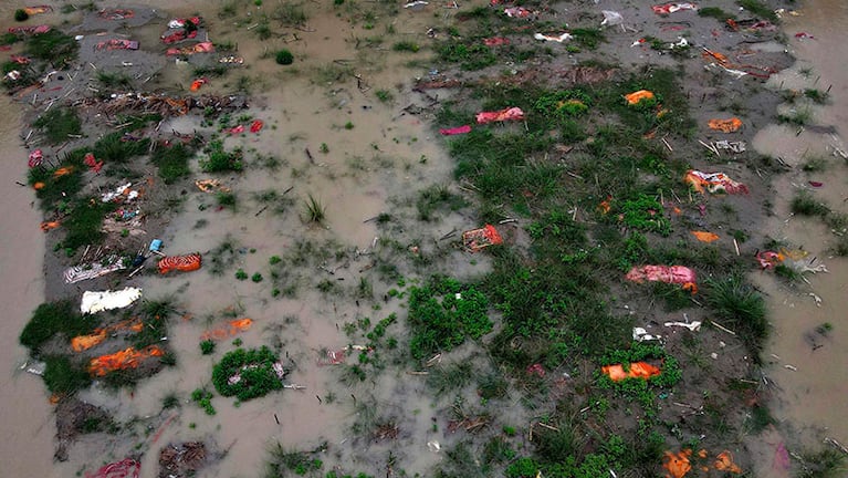 India: cientos de muertos por coronavirus aparecieron flotando en el río Ganges