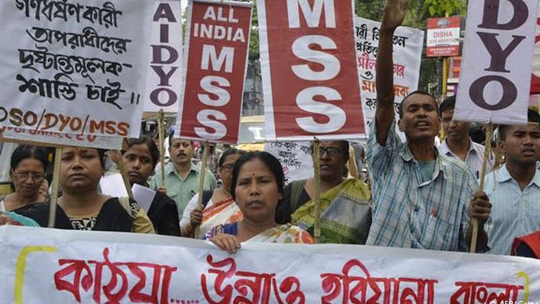 India: Detienen a 14 personas, por el crimen de una chica violada y quemada viva
