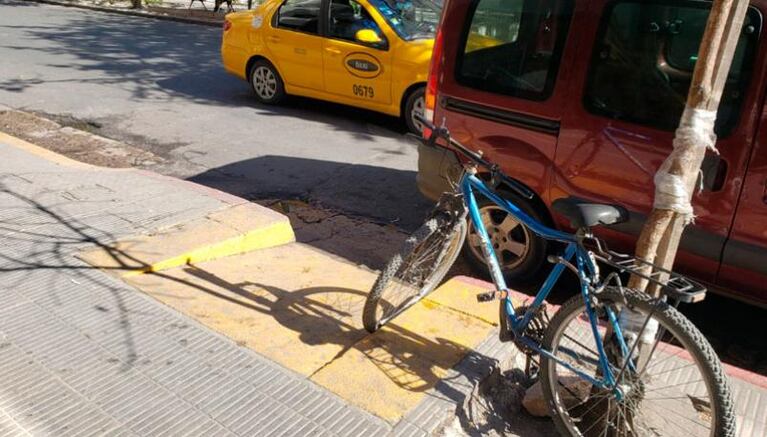 Indignación: las rampas en Chacabuco y Bv. Illia no coinciden con la senda peatonal