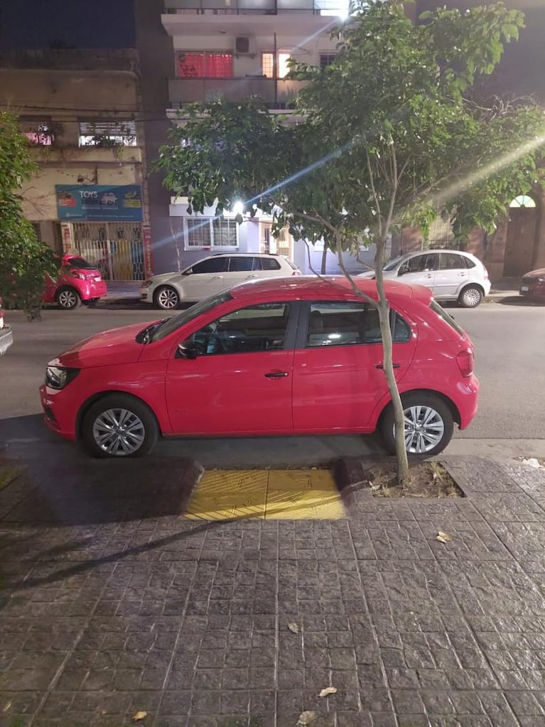 Indignado, le sacó fotos a los autos que tapan la rampa de ingreso a su edificio