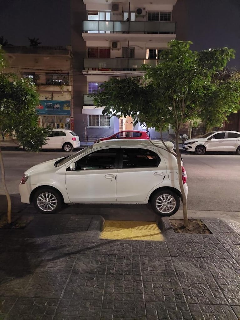 Indignado, le sacó fotos a los autos que tapan la rampa de ingreso a su edificio