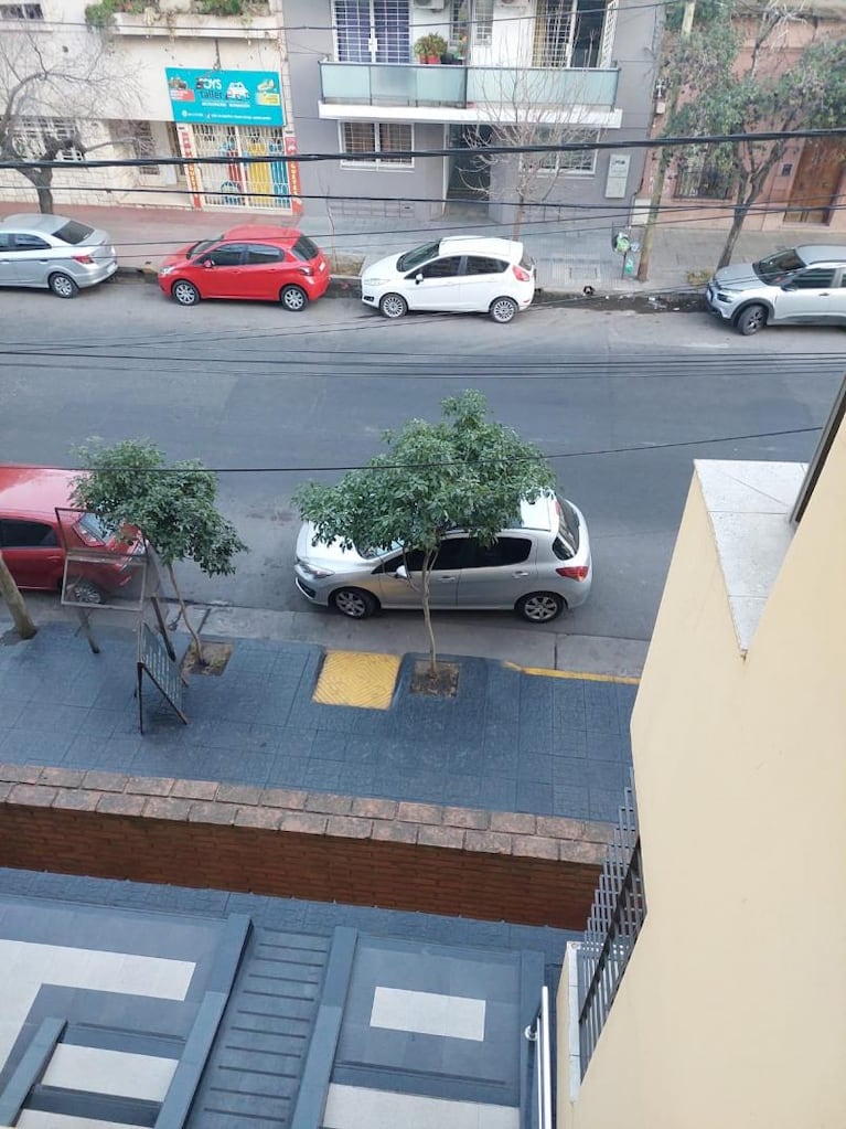 Indignado, le sacó fotos a los autos que tapan la rampa de ingreso a su edificio