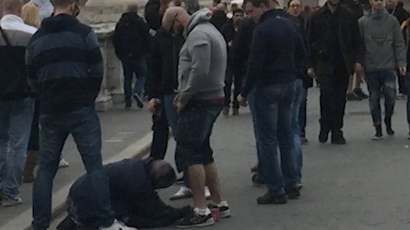 Indignante. La mujer que pedía en la calle fue denigrada en frente de todos.