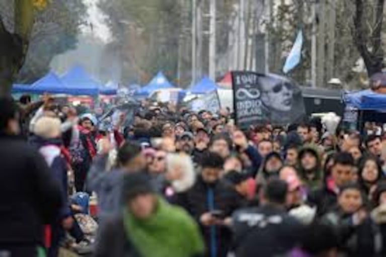 Indio Solari es despedido por multitudes.