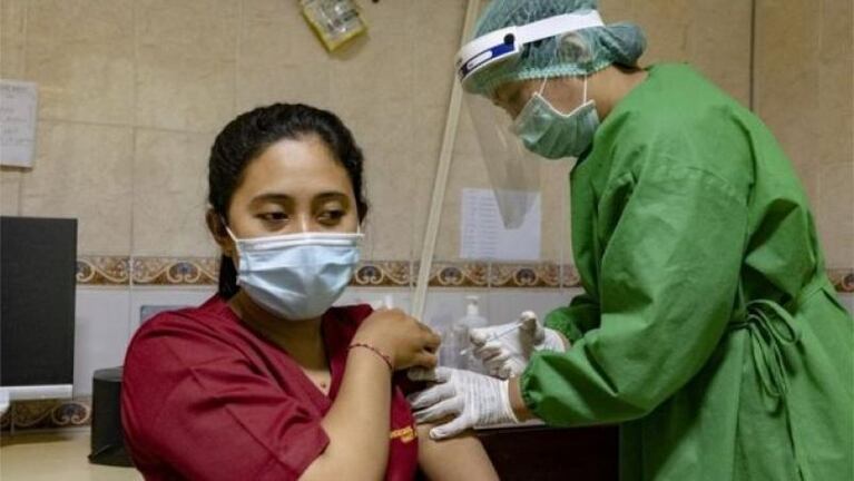 Indonesia vacunará primero a los jóvenes contra el coronavirus: los motivos