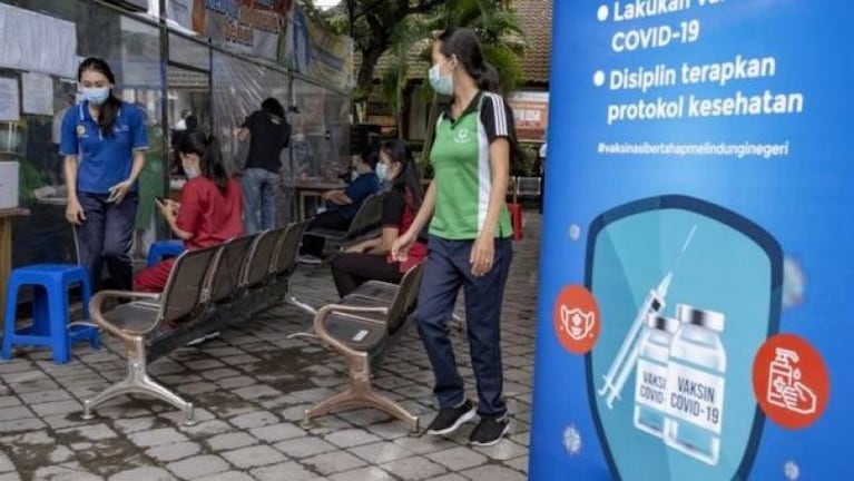 Indonesia vacunará primero a los jóvenes contra el coronavirus: los motivos