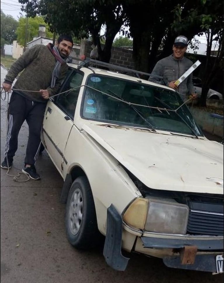 Ingenio cordobés: no les funcionó el limpiaparabrisas y lo hicieron andar con una soga