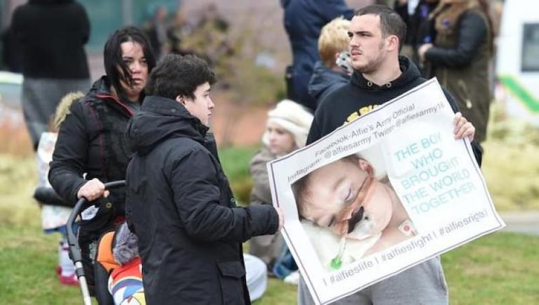 Inglaterra: ordenaron desconectar a un bebé que empezó a respirar por sí mismo