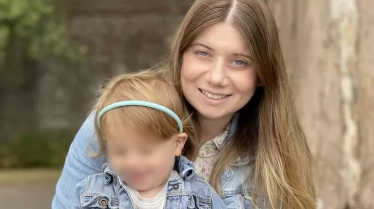 Inglaterra: una grúa le golpeó la cabeza mientras paseaba a su beba y murió tras semanas de agonía