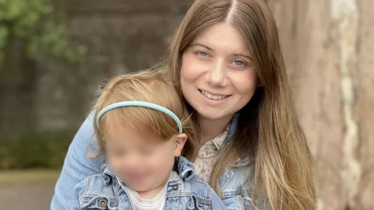 Inglaterra: una grúa le golpeó la cabeza mientras paseaba a su beba y murió tras semanas de agonía