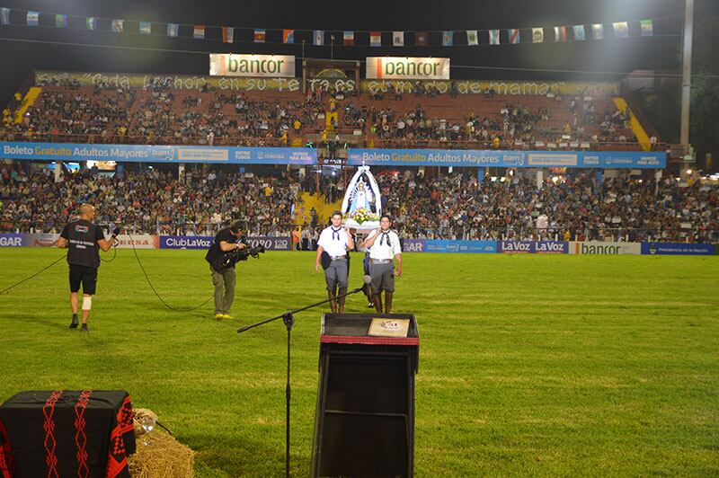 Ingresaron la Virgen al predio y se realizó la bendición. Foto: Lucio Casalla / ElDoce.tv