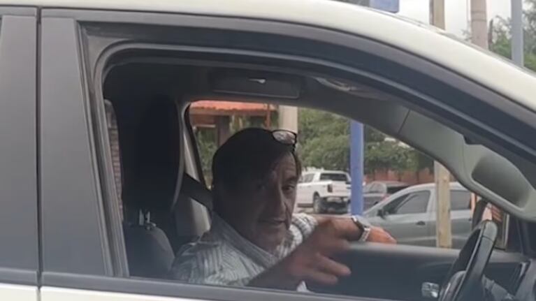 Inhabilitaron al conductor que insultó y chocó a una pareja que le reclamó por tirar basura en plena calle