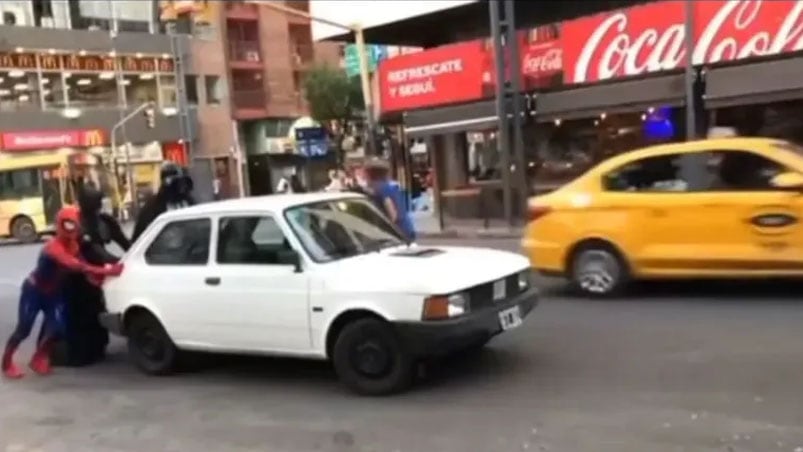 Insólita secuencia en las calles de la ciudad. 