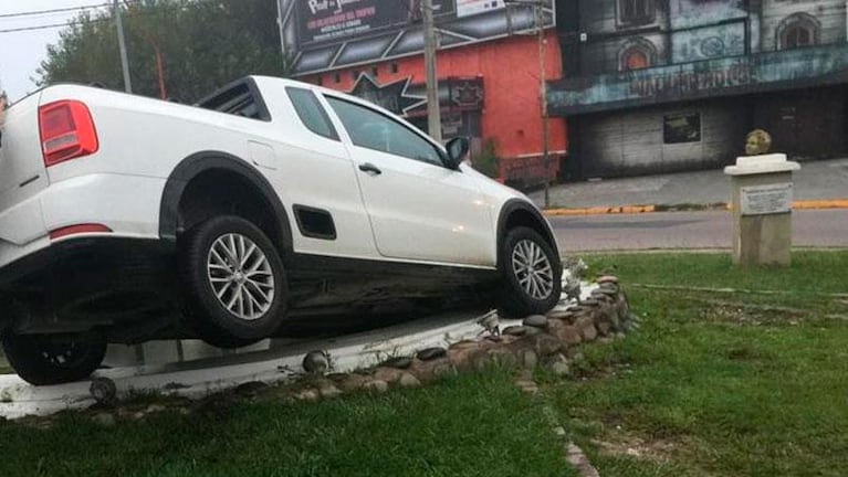 Insólito accidente en Carlos Paz: una camioneta terminó adentro de una fuente