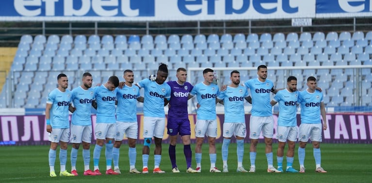 Insólito: antes de empezar un partido le hicieron un minuto de silencio pero está vivo