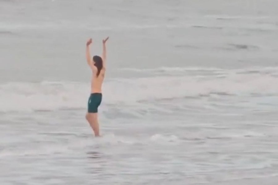 Insólito chapuzón invernal: un hombre desafió al frío al arrojarse al mar y generó polémica en las redes 