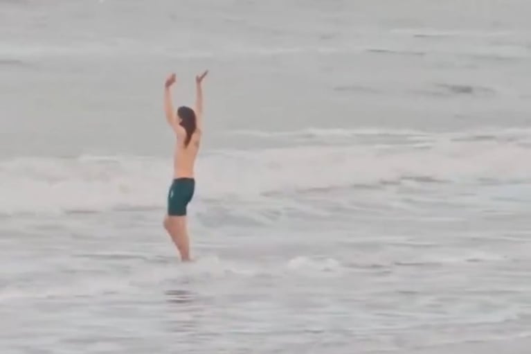 Insólito chapuzón invernal: un hombre desafió al frío al arrojarse al mar y generó polémica en las redes 