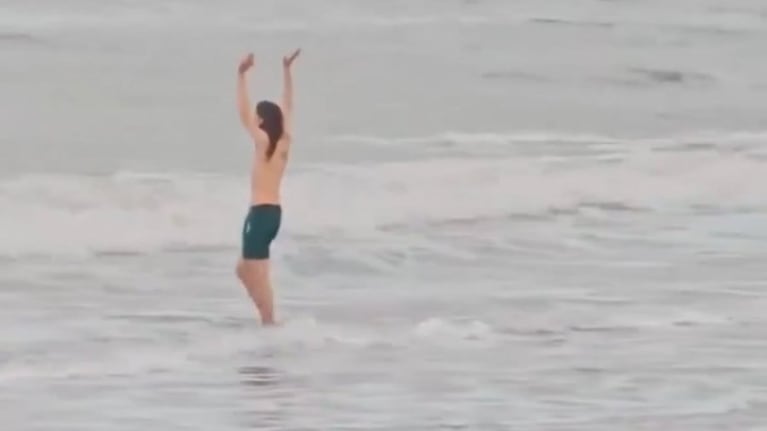 Insólito chapuzón invernal: un hombre desafió al frío al arrojarse al mar y generó polémica en las redes