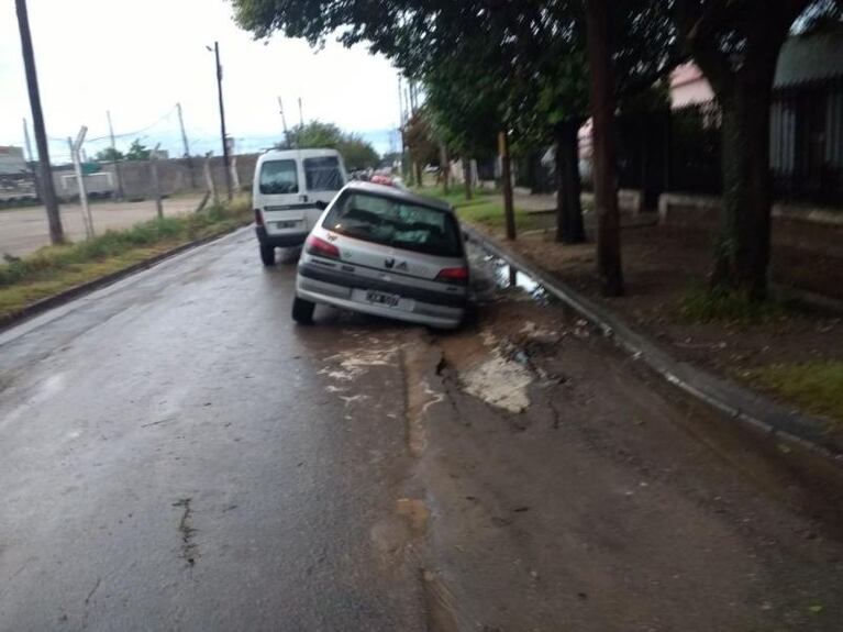 Insólito: se hundieron seis autos en una obra terminada