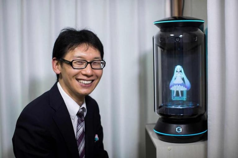 Insólito: un japonés se casó con un holograma