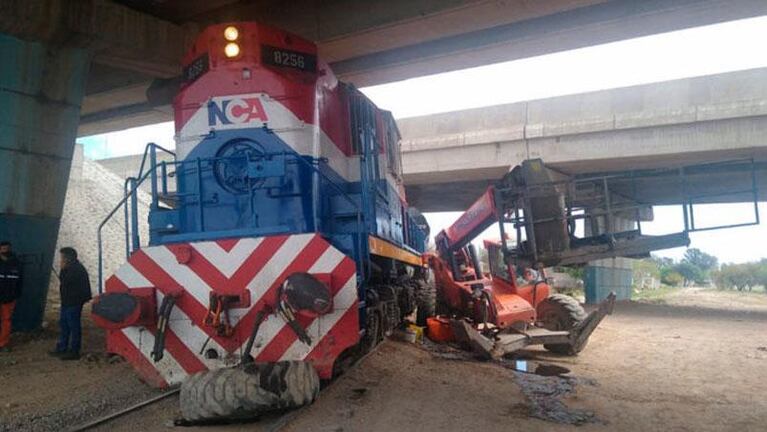 Insólito: una máquina vial que estaba trabajando chocó contra el tren en la Circunvalación