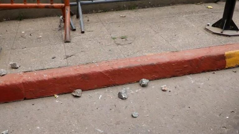 Inspectores municipales contra la quita de chapas: lanzaron bombas y destruyeron un auto